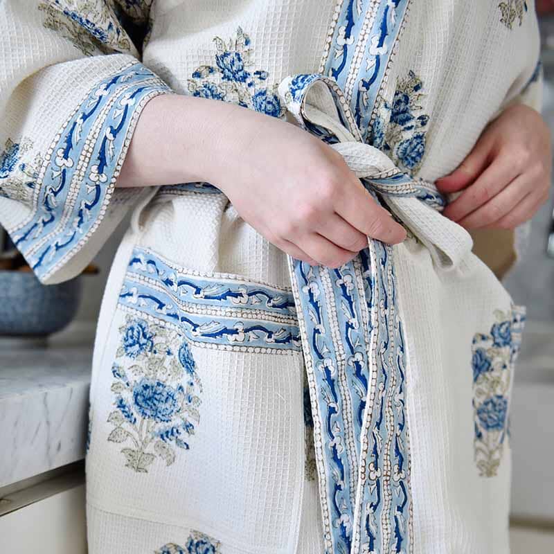Blue & White Floral naisten vohveli-kylpytakki Puuvillavaatteet Powell Craft 